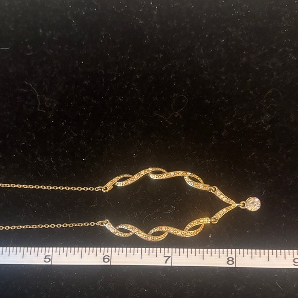 Elegant Gold Necklace with Twisted Design and faux diamonds - Picture 4 of 6